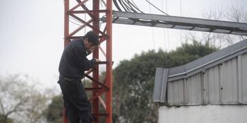 El oficial de la bonaerense, Oscar Pagano, bajó de la torre a la que estuvo trepado por más de dos horas (Foto Clarín)