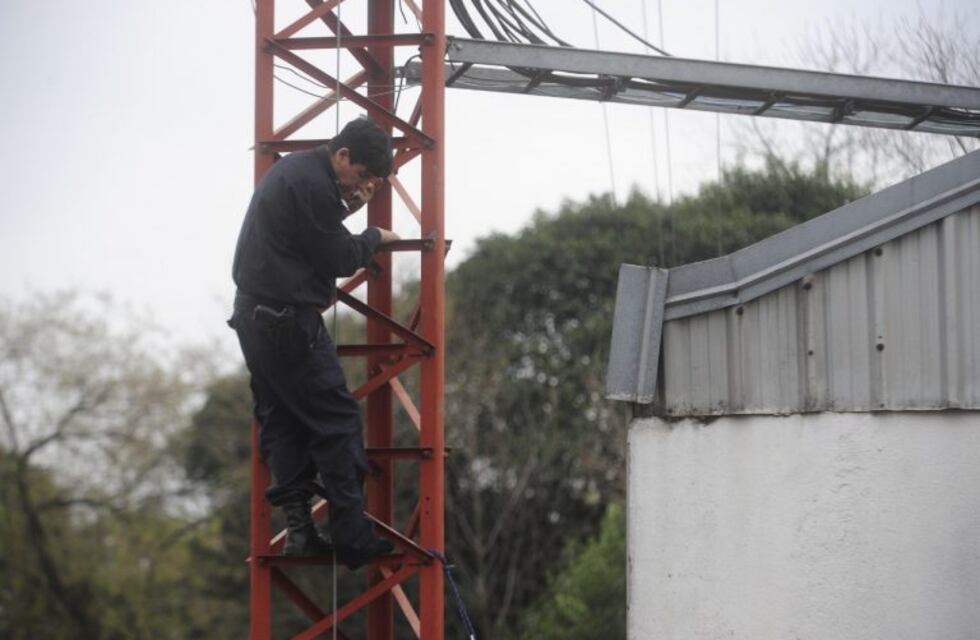 Protestas en Puente 12: el policía de la Bonaerense que había trepado a una torre ya bajó y está a salvo