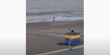 Un hombre se metió al mar desnudo en plena cuarentena (Foto: Captura de video)