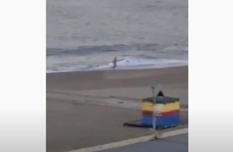 Un hombre se metió al mar desnudo en plena cuarentena