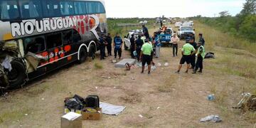 Fotografía cedida por el Portal Multimedia El Once, donde se observan autoridades junto a un autobús siniestrado hoy, lunes 26 de febrero de 2018, en el municipio de Villaguay (Argentina)\u002E Dos personas murieron y otras 15 resultaron heridas hoy en una localidad de la provincia argentina de Entre Ríos (este), después de que se accidentara el autobús en el que viajaban junto a un equipo de fútbol infantil, informaron fuentes policiales\u002E El autobús pertenece a la empresa Río Uruguay y viajaba desde Puerto Iguazú, en la provincia de Misiones (noreste), a la central ciudad de Córdoba, capital de la provincia homónima\u002E EFE/EL ONCE/