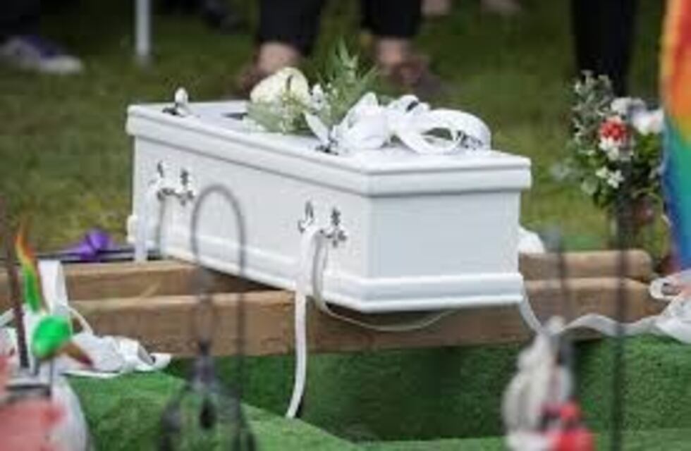 Encontraron en la calle un ataúd cerrado de un bebé