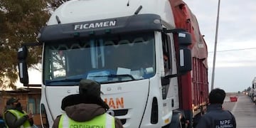 Móviles policiales custodiaron que se los hisope\u002E