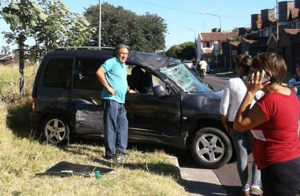 Dos autos terminaron severamente dañados luego de una fuerte colisión