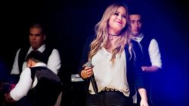 Karina en un show