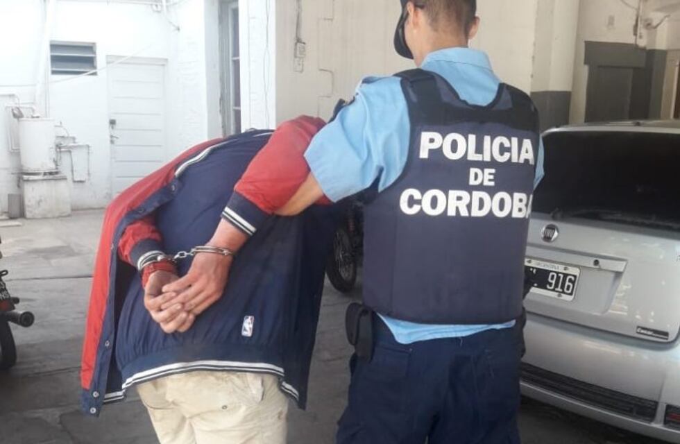 Alta Gracia: se fugó de un control, cayó de la motocicleta y quedó detenido