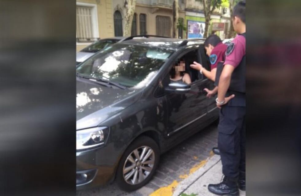 Rescataron a una nena encerrada en un auto: su mamá se había ido de compras