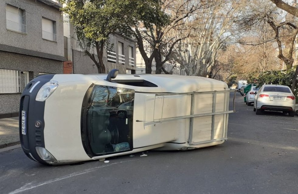 Volcó utilitario en Crespo y Tucumán tras un choque a gran velocidad con un taxi