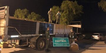 El vehículo fue interceptado por las fuerzas federales sobre la Ruta Nacional 174\u002E (@gendarmeria)