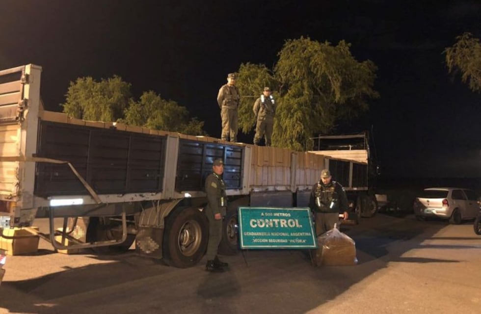 Descubrieron un camión con 12 toneladas de tabaco ilegal que iba a Rosario