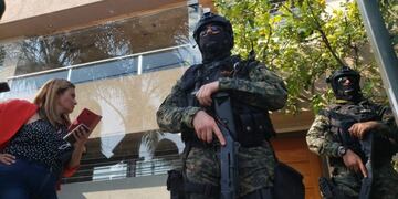 Expectativa en los domicilios de Mauricio Saillén y Pascual Catrambone del Surrbac por su detención y traslado a la Justicia Federal\u002E