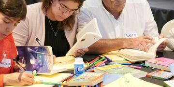 Adolfo y su familia leyendo libros al revés\u002E