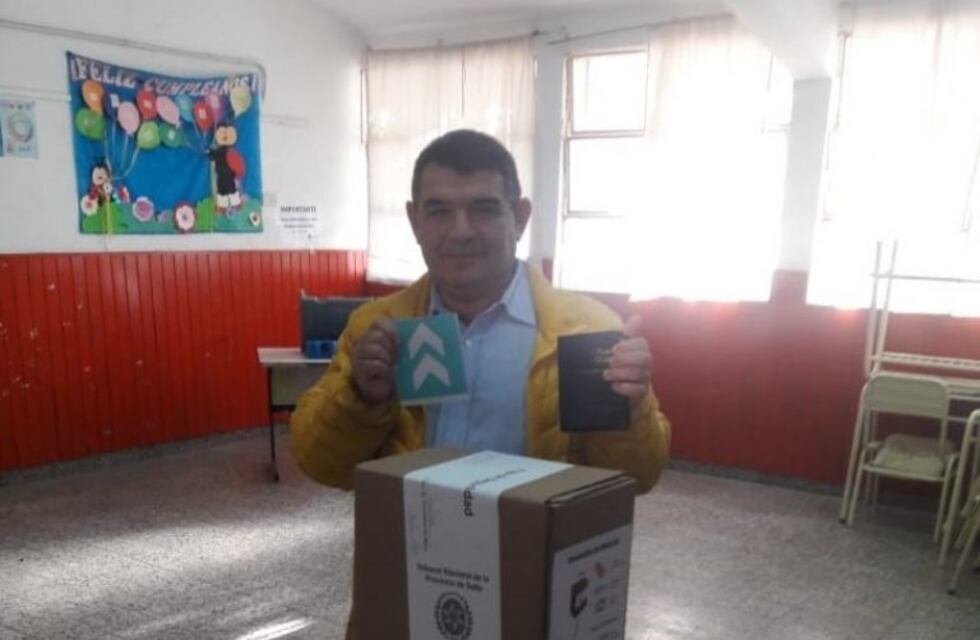 Votó Olmedo y criticó la demora en la apertura de mesas en Las Lajitas