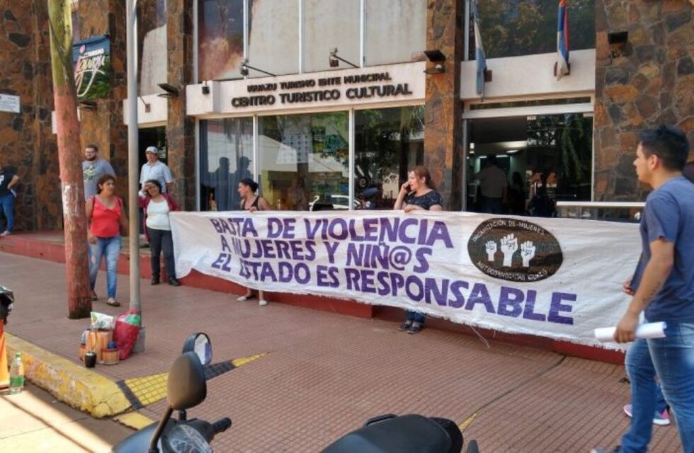 Piden asistencia para víctimas de violencia que viven en una carpa
