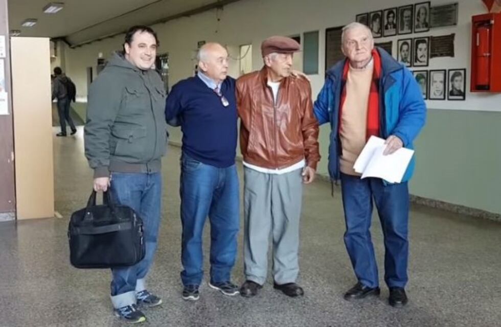Tiene 78 años, es cordobés y se recibió de ingeniero en Tucumán