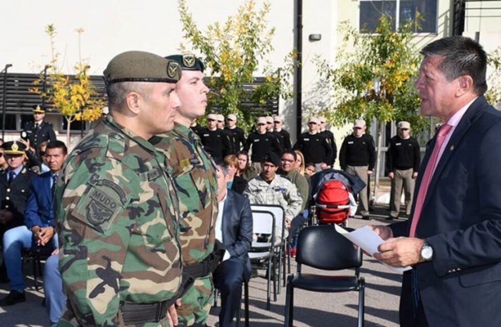 Reconocen a policías que recibieron heridas en el cumplimiento del deber