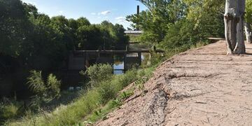 Vista del terraplén que permitirá contener los embates del agua\u002E (El Norte)