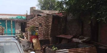 Mujer herida tras la caída de un paredón