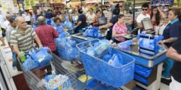 MIA03 MIAMI GARDENS (ESTADOS UNIDOS), 05/10/2016.- Varias personas hacen acopio de vu00edveres en un supermercado de Miami, Florida, Estados Unidos hoy 5 de octubre de 2016 antes la llegada del huracu00e1n Matthew. El poderoso huracu00e1n Matthew, que perdiu00f3 algo de