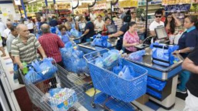 MIA03 MIAMI GARDENS (ESTADOS UNIDOS), 05/10/2016.- Varias personas hacen acopio de vu00edveres en un supermercado de Miami, Florida, Estados Unidos hoy 5 de octubre de 2016 antes la llegada del huracu00e1n Matthew. El poderoso huracu00e1n Matthew, que perdiu00f3 algo de