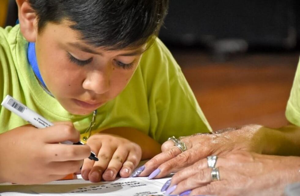 Abuelos y nietos desarrollaron soluciones tecnológicas en un Hackathon