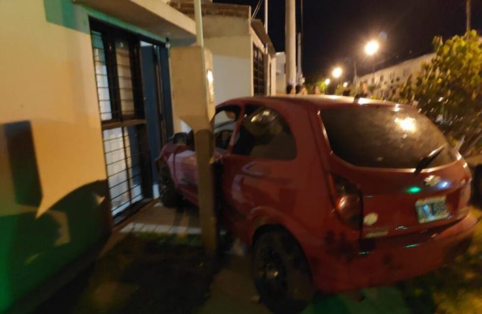 Manejaba su auto, se desvaneció y terminó chocando el frente de una casa