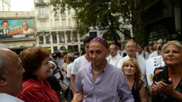 BUENOS AIRES 18/02/2015, MARCHA DEL SILENCIO EN HOMENAJE AL FISCAL ALBERTO NISMAN.conmovedora marcha por nisman y la verdad. la multitud desafio una lluvia a ratos terrencial y a paso lento fue del congreso a plaza de mayo BUENOS AIRES 18/02/2015, MARCHA