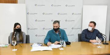 La secretaria de Ambiente y Movilidad, María Paz Caruso; el subsecretario de Servicios Públicos y Transporte, Franco Sanmartino; intendente Luis Castellano