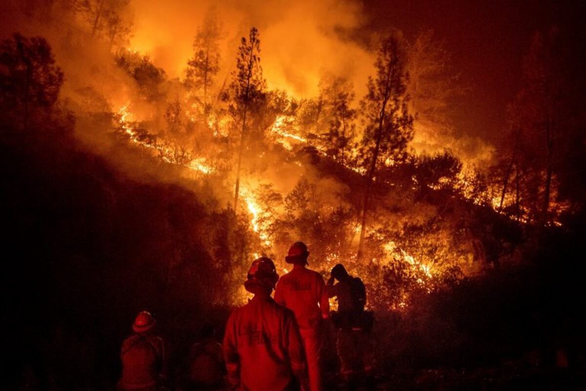 Los bomberos luchan con el fuego en California