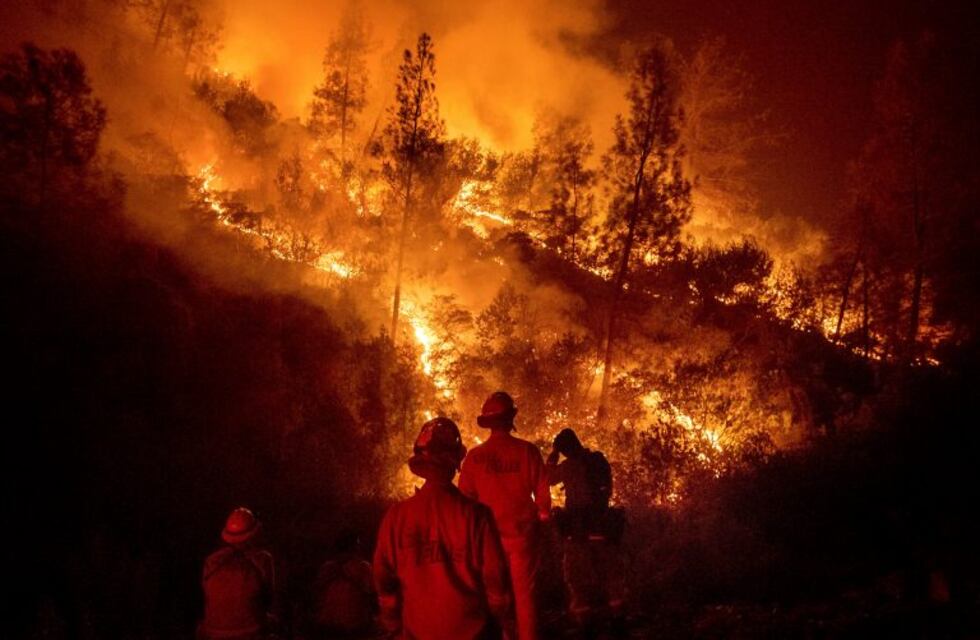 El incendio más grande de la historia de California continúa su avance