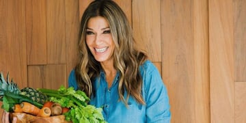 A los 54 años, Catherine Fulop presume su impecable figura en la portada de una revista