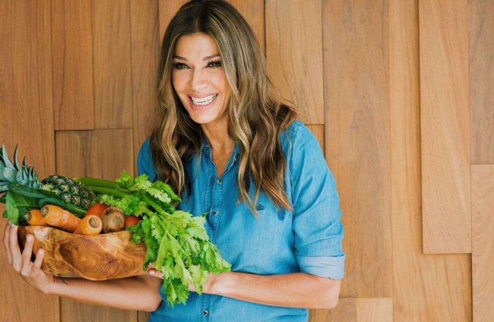 A los 54 años, Catherine Fulop presume su impecable figura en la portada de una revista