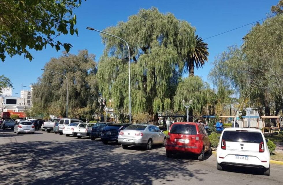 Desde este martes comienzan a cobrar el estacionamiento medido en la plaza Pringles