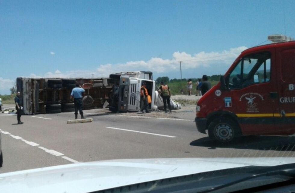 Se le salió una rueda, y el camión volcó cargado de fertilizantes