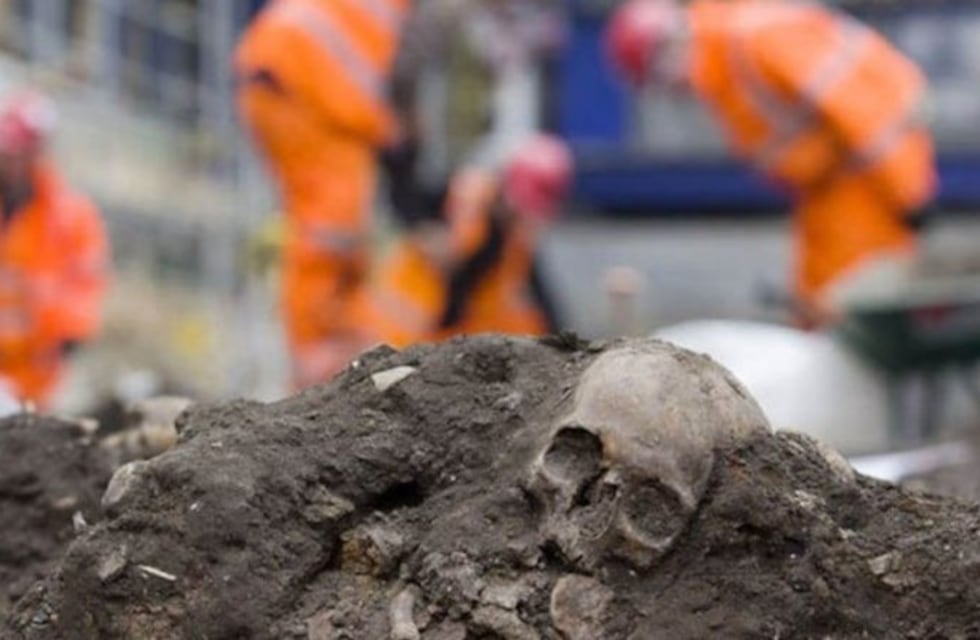 Deberán desenterrar 45.000 esqueletos para construir un tren en Londres