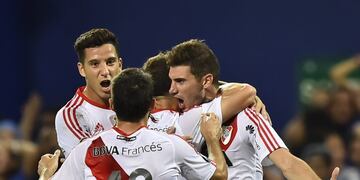 River Plate's Lucas Alario (R) celebrates with teammates a goal against Emelec during their 2017 Copa Libertadores football match at George Capwell stadium in Guayaquil, Ecuador on April 27, 2017. / AFP PHOTO / RODRIGO BUENDIA