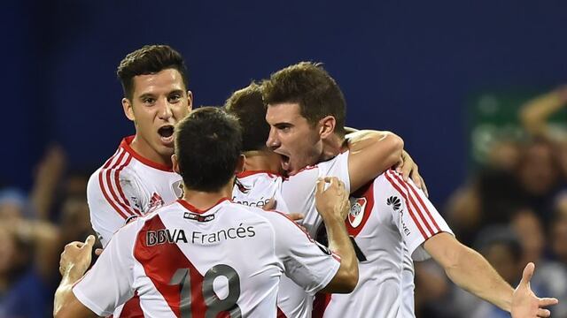 River Plate's Lucas Alario (R) celebrates with teammates a goal against Emelec during their 2017 Copa Libertadores football match at George Capwell stadium in Guayaquil, Ecuador on April 27, 2017. / AFP PHOTO / RODRIGO BUENDIA ecuador guayaquil Lucas Alario futbol copa libertadores 2017 futbolistas partido emelec vs river plate