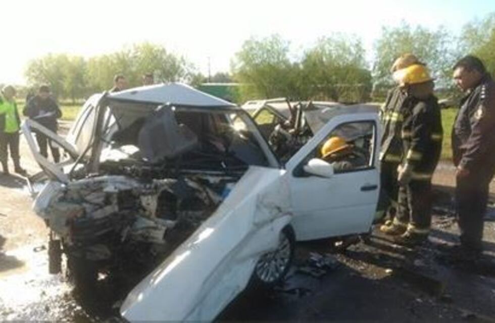 Tres muertos, dos de ellos policías, por un choque frontal en la ruta 5
