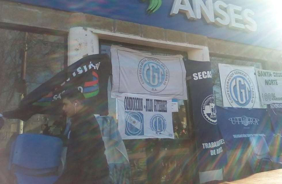Plenario de la CGT en las puertas de ANSES rechazando recorte de asignaciones familiares