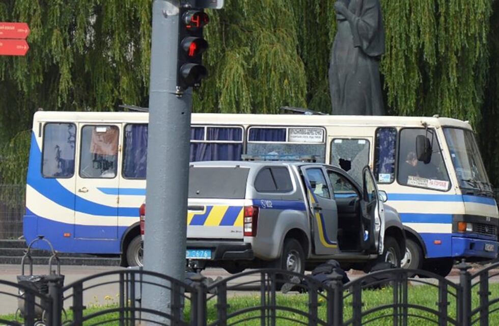 Un hombre secuestró un colectivo con 20 personas a bordo en Ucrania: fueron liberadas tras 12 horas