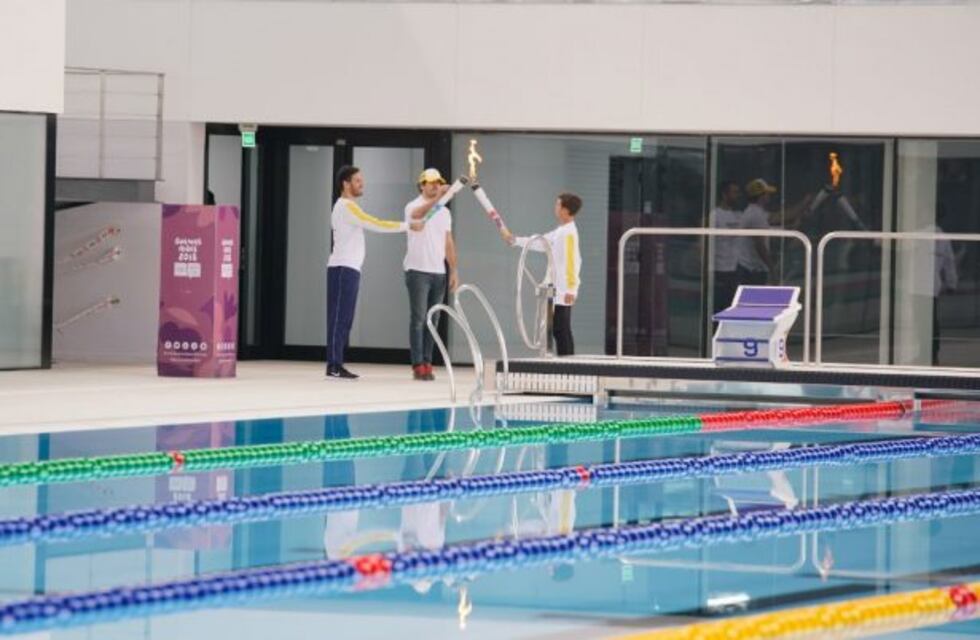 La llama Olímpica recorrió el Centro Acuático con un relevo histórico