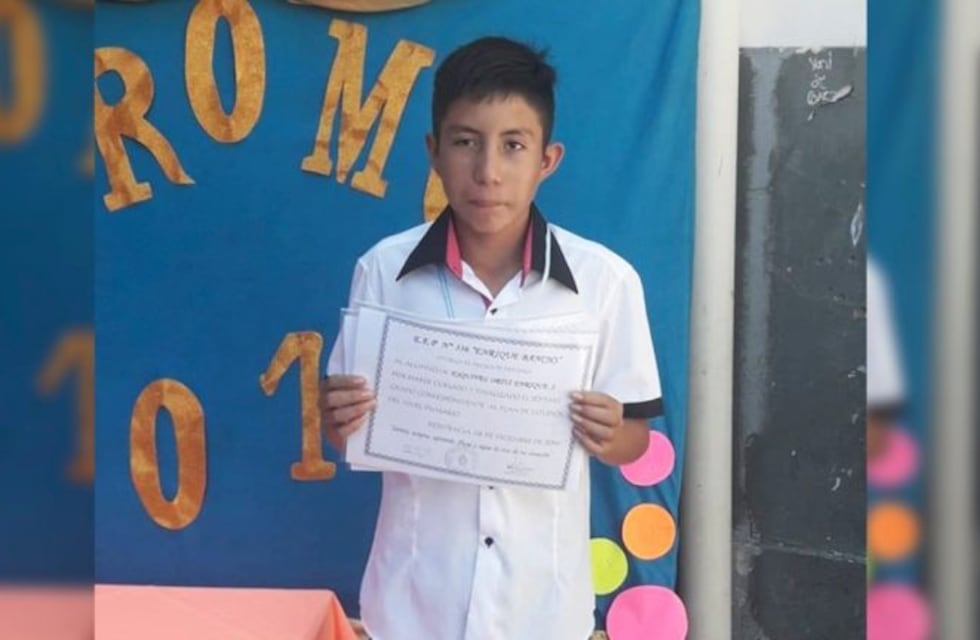 Cuando no estudia, vende verduras: recibió el premio al esfuerzo al terminar 7º grado