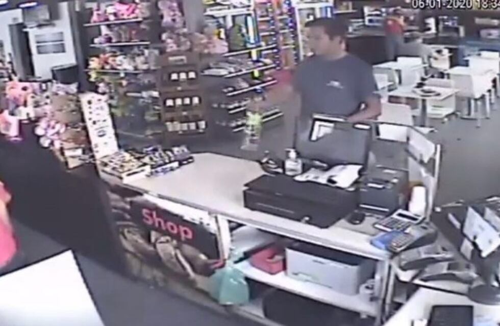 Se robó un celular en una estación de servicio y lo escracharon en las redes