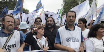 MARCHA FEDERAL EDUCATIVA. Las distintas columnas de maestros / docentes provenientes de varios puntos del pau00eds van llegando a la Plaza de Mayo para reclamar ante la Casa Rosada la convocatoria a una paritaria nacional de la actividad, ante la falta de acuerdo salarial.rn22.03.2017rn plaza de mayo roberto baradel marcha federal docente manifestaciones protesta docentes maestros marcha reclamo salarios paritaria