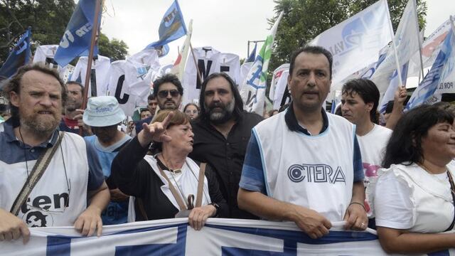 MARCHA FEDERAL EDUCATIVA. Las distintas columnas de maestros / docentes provenientes de varios puntos del pau00eds van llegando a la Plaza de Mayo para reclamar ante la Casa Rosada la convocatoria a una paritaria nacional de la actividad, ante la falta de acuerdo salarial.rn22.03.2017rn plaza de mayo roberto baradel marcha federal docente manifestaciones protesta docentes maestros marcha reclamo salarios paritaria