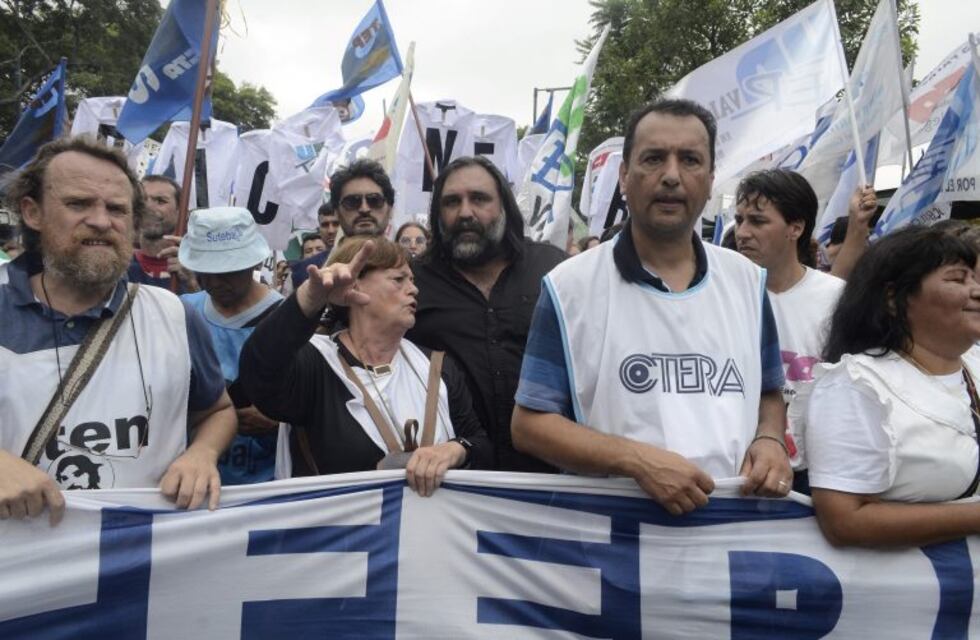 Los gremios docentes bonaerenses comenzaron la jornada de protesta por los días de paro descontados