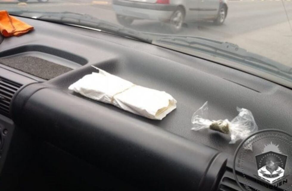 Los pararon en un operativo de tránsito y les descubrieron marihuana y dólares truchos