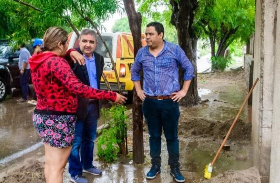 Un nuevo temporal azota a la provincia y Raúl Jalil salió a recorrer las zonas más afectadas