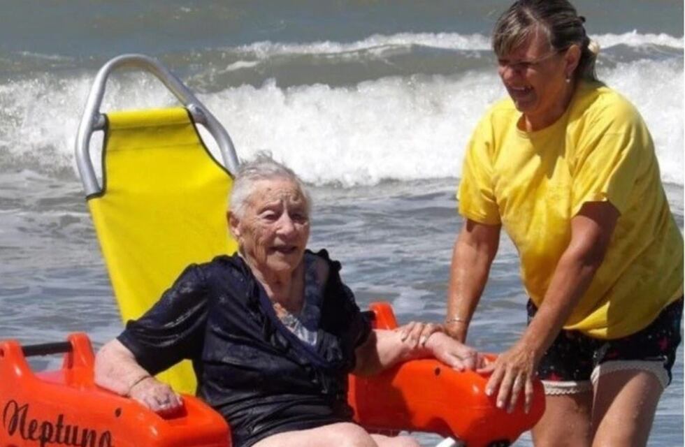 Las sillas anfibias creadas por un puntaltense cada vez en más playas argentinas