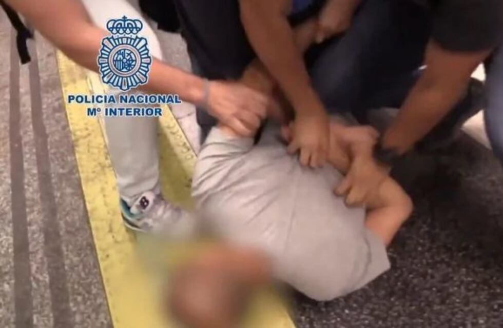 España: detuvieron a un hombre que filmó a más de 550 mujeres por debajo de sus polleras